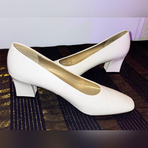 Caressa East size10M Style Oakley Square Toe Off White Vintage Pumps Chunky Heel - Picture 3 of 16